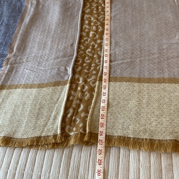 Scoop reversible poncho scarf - Picture 10 of 12